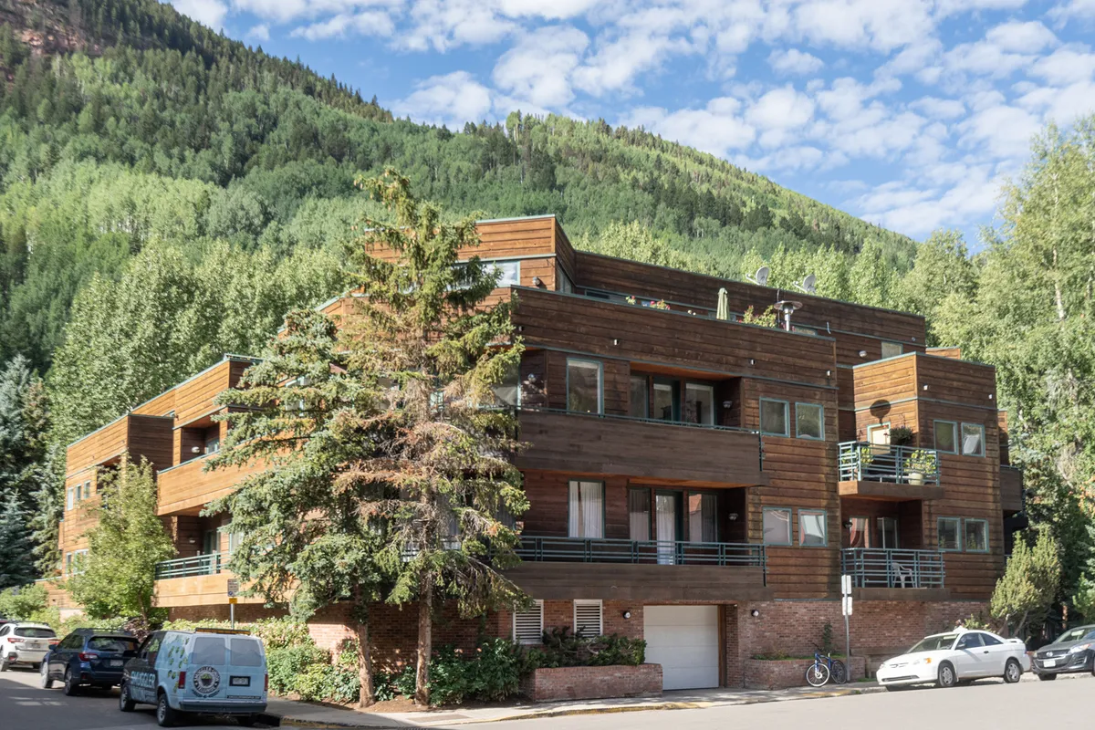 Showcasing the building’s modern wooden architecture, this image features balconies surrounded by lush greenery. The outdoor spaces are ideal for relaxation, social gatherings, and soaking up the natural environment, highlighting the property’s contemporary style and inviting communal areas.